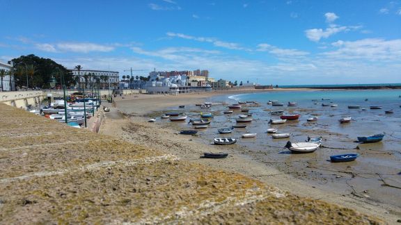 Áreas de Autocaravanas en Cádiz: mejores zonas, mapa y consejos 2025